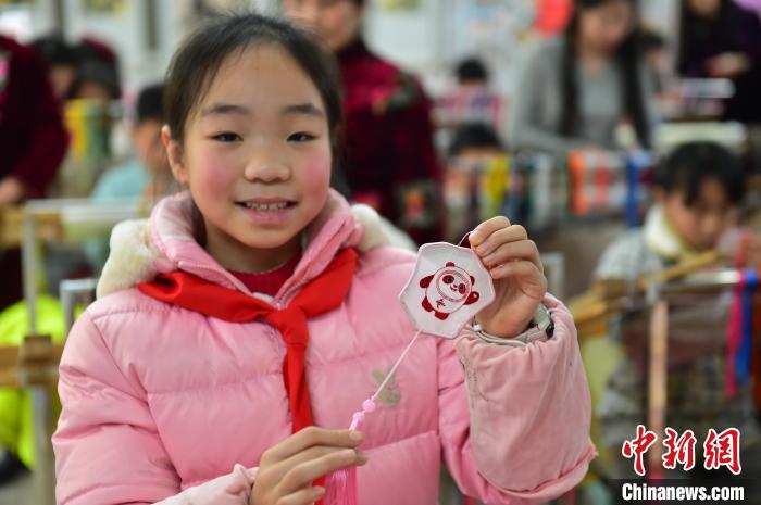 圖為一名小學(xué)生繡制的2022年北京冬奧會吉祥物“冰墩墩”形象?！∮髟屏?攝