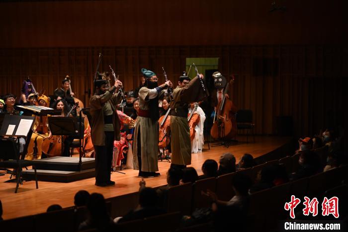 圖為“劉備、關(guān)羽、張飛”亮相音樂會?！∥靼步豁憳穲F(tuán)供圖