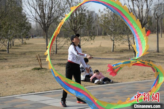 市民在公園里上演彩綢舞?！∴囆?qiáng) 攝