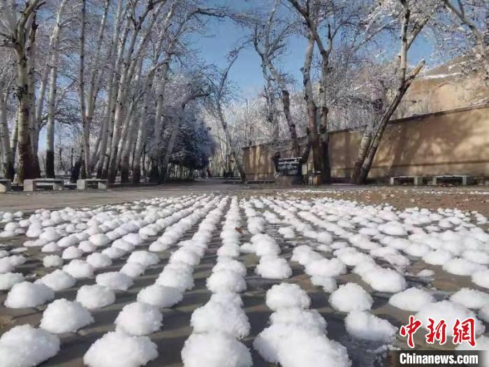 圖為春雪過后的莫高窟美不勝收?！≈鼙笕?攝