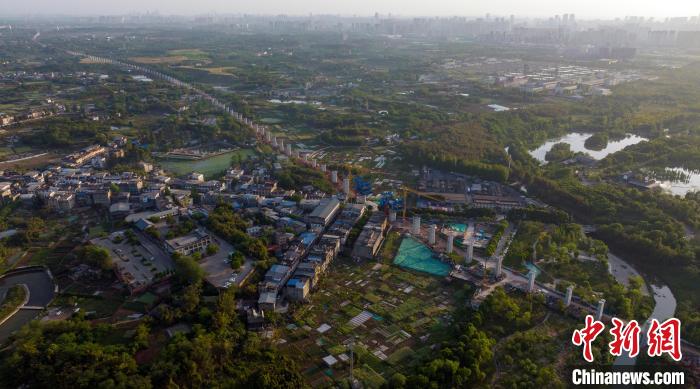 航拍正在建設(shè)中的成都至自貢高速鐵路成都段?！⒅铱?攝