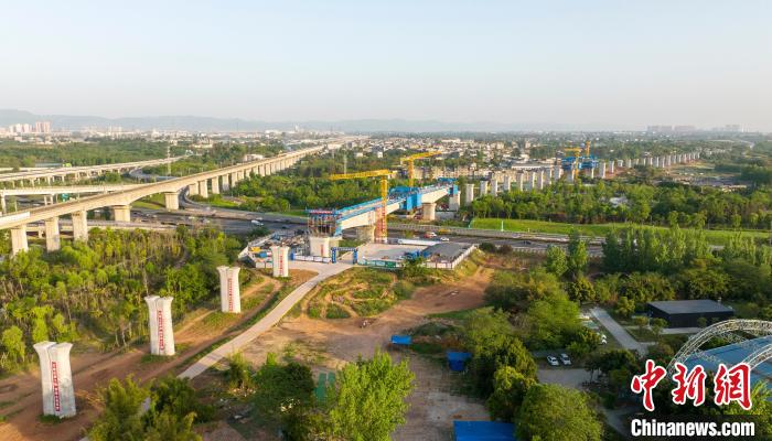 航拍正在建設(shè)的成都至自貢高速鐵路跨成都繞城高速公路連續(xù)梁施工現(xiàn)場(chǎng)?！⒅铱?攝