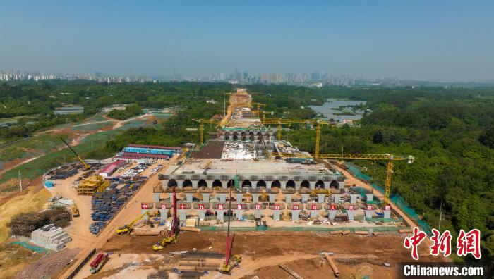 加緊施工建設(shè)的天府站多線橋?！⒅铱?攝