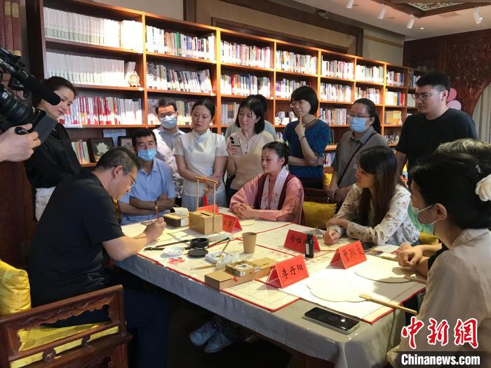 9月14日，“月動臨秋扇”中華傳統(tǒng)文化沉浸式體驗活動在北京紀(jì)曉嵐故居舉辦。 陳建新 攝 陳建新 攝
