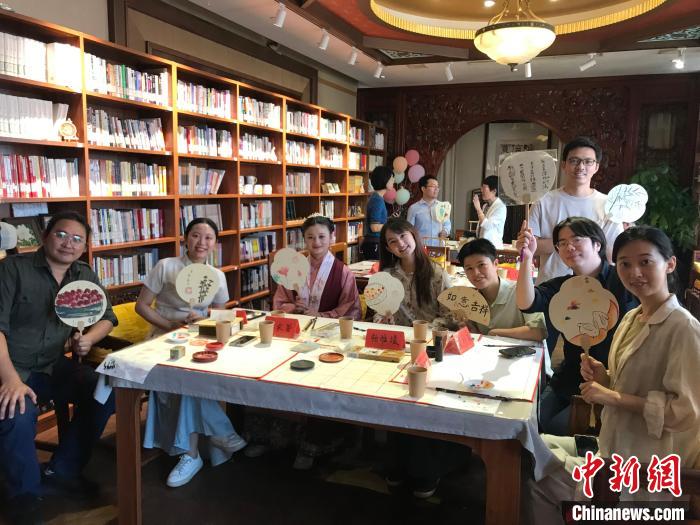 9月14日，“月動臨秋扇”中華傳統(tǒng)文化沉浸式體驗活動在北京紀(jì)曉嵐故居舉辦。陳建新 攝 陳建新 攝
