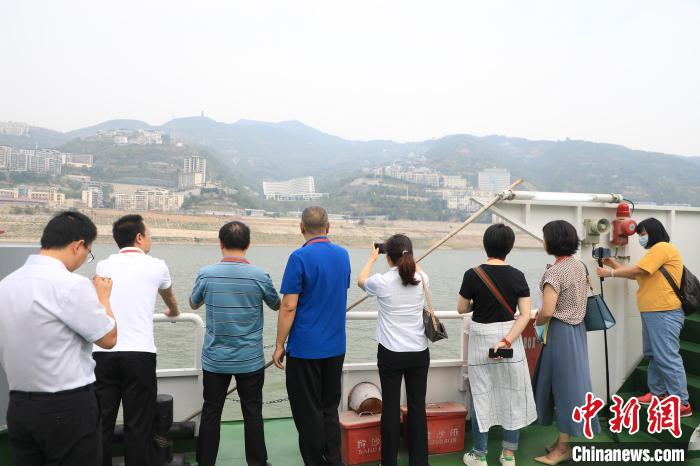 重慶市政協(xié)“同心聚力巴渝行”主題采訪團(tuán)15日走進(jìn)奉節(jié)，了解當(dāng)?shù)卣f(xié)委員護(hù)江成效?！×簹J卿 攝