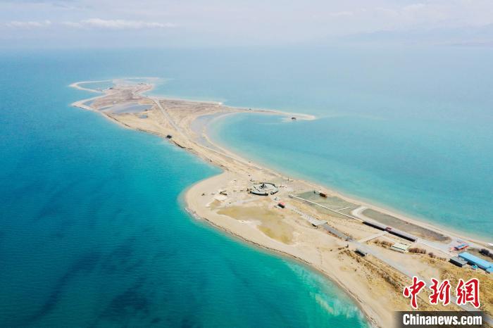 圖為青海湖?！±罱瓕?攝