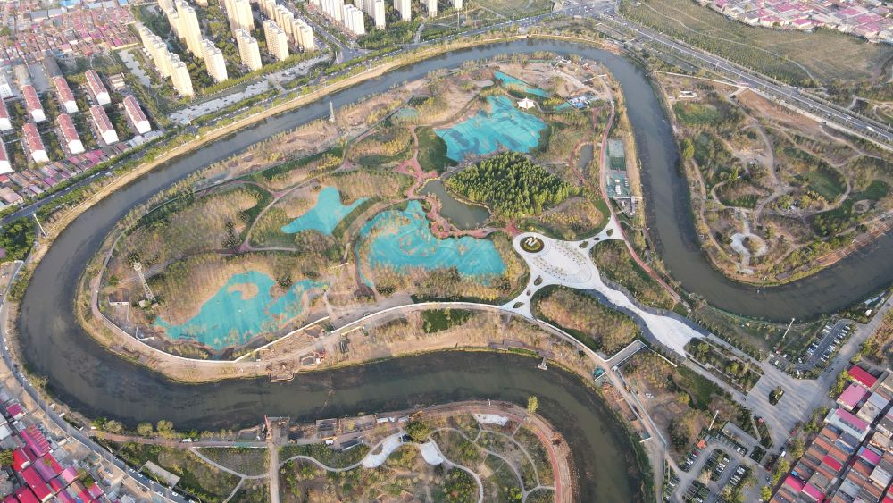　圖為4月30日拍攝的河北滄州市區(qū)的大運河“Ω”形河道。新華社發(fā)(傅新春 攝)
