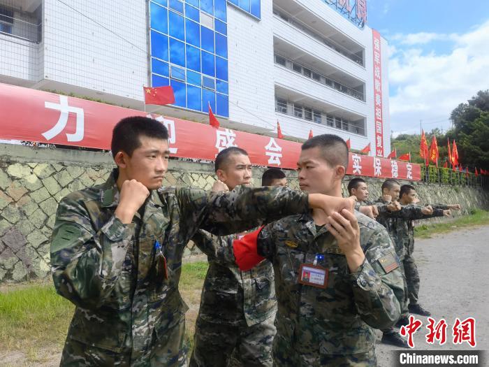 新兵尤云龍(左)不斷向一名合格軍人蛻變?！￡愴?攝