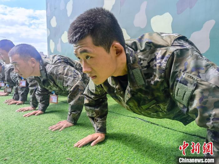 尤云龍正在和戰(zhàn)友進(jìn)行體能訓(xùn)練。　林靖松 攝