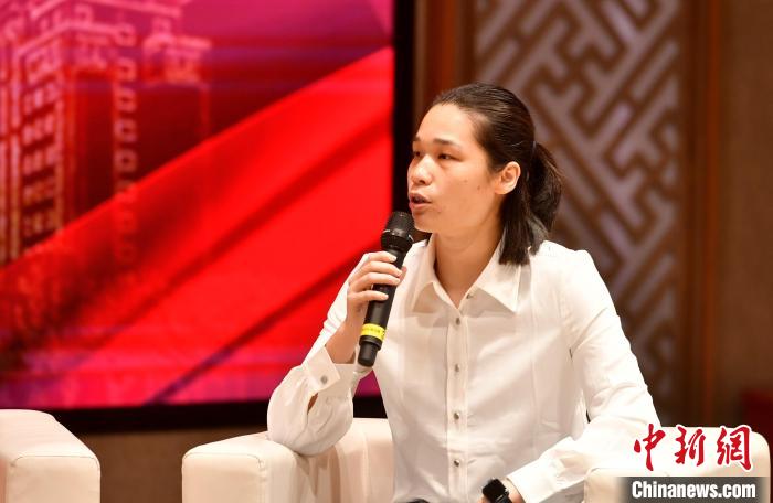 圖為林莉在福建師范大學(xué)分享會上發(fā)言?！蚊?攝