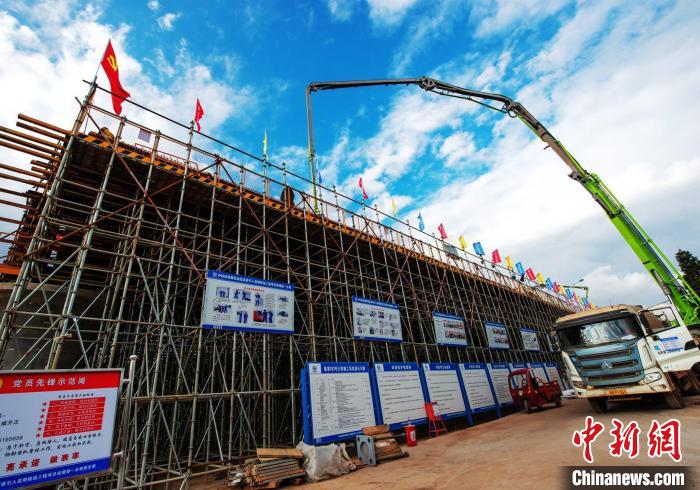 圖為渝昆高鐵云南段境內(nèi)首座大橋連續(xù)梁混凝土澆筑施工現(xiàn)場(chǎng)。　何呂鵬 攝
