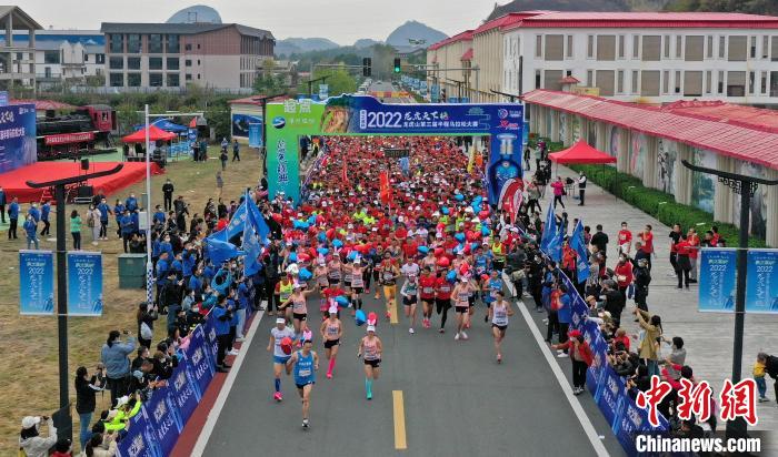 2022年龍虎山半程馬拉松鳴槍開跑?！⒅剧?攝