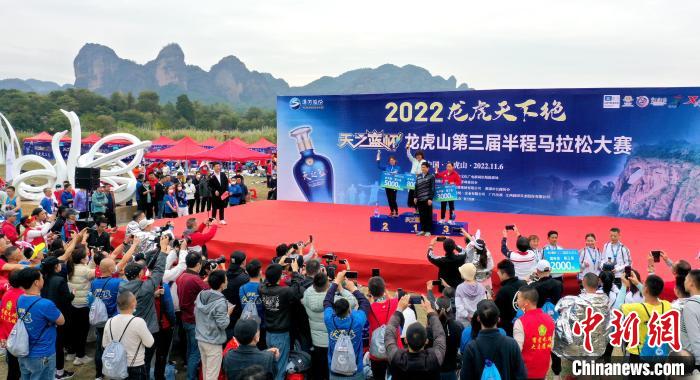 2022年龍虎山半程馬拉松鳴槍開跑?！⒅剧?攝