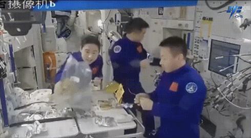 神舟十四號航天員在軌品嘗美食。圖片來源：中國載人航天工程辦公室官方微信