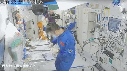 開展水樣微生物檢測。圖片來源：中國載人航天工程辦公室官方微信