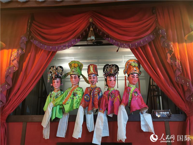 3D公仔戲臺。人民網(wǎng)記者 符園園攝