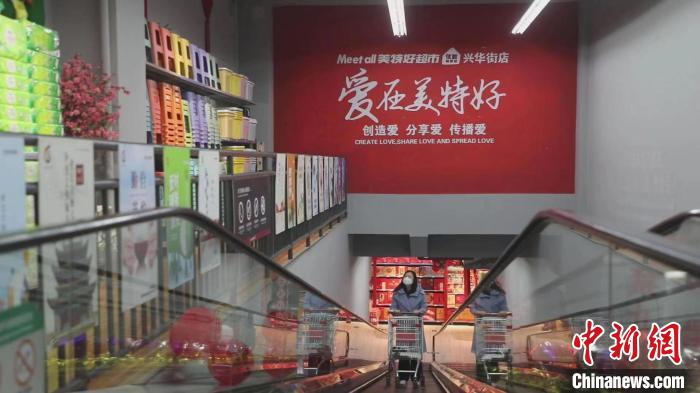 美特好從一家不足百平方米小店，一路發(fā)展成華北零售業(yè)領(lǐng)軍企業(yè)、中國百強(qiáng)商業(yè)連鎖集團(tuán)、中國零售500強(qiáng)。　向上 攝