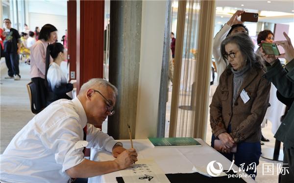 “聯(lián)合國中文日”慶祝活動上進(jìn)行了書法等中國文化展示。人民網(wǎng)記者 尚凱元攝