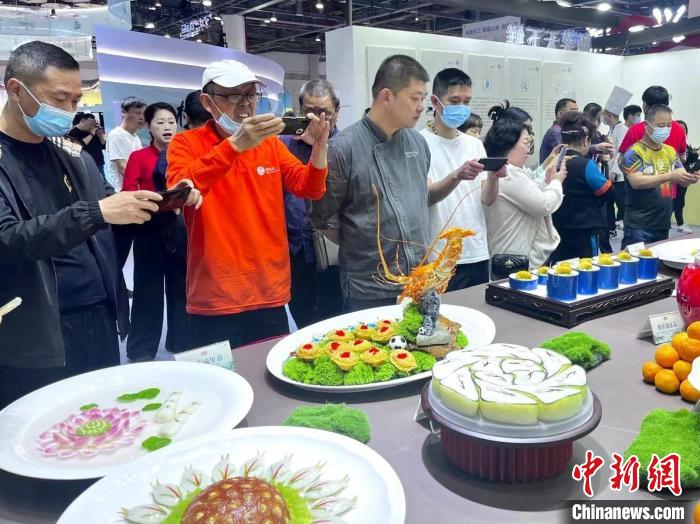 游客對(duì)展品充滿(mǎn)興趣?！⊥糨W文 攝