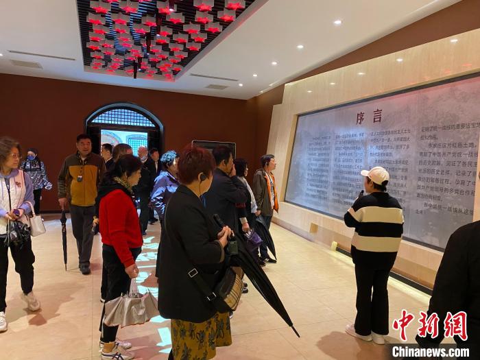 中共中央統(tǒng)戰(zhàn)部舊址里參觀者絡(luò)繹不絕?！±顣詡?攝