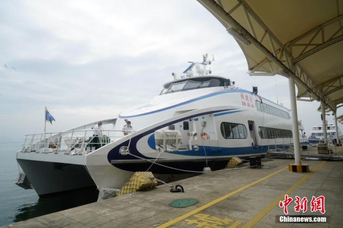 5月3日，“新捷安”輪載著157名乘客從廈門啟航前往金門，這是“新捷安”輪入列廈金航線后的首個(gè)航班。廈門海事局執(zhí)法人員對(duì)船舶進(jìn)行了全面的開航前檢查，確保首航安全。“新捷安”輪總長(zhǎng)43米、船寬10.5米、型深3.61米，載客量350人，是現(xiàn)有廈金客運(yùn)航線參營(yíng)客船中載客定額最大的雙體穿浪高速客船，用以替換原有的“捷安”輪。福建海事 供圖