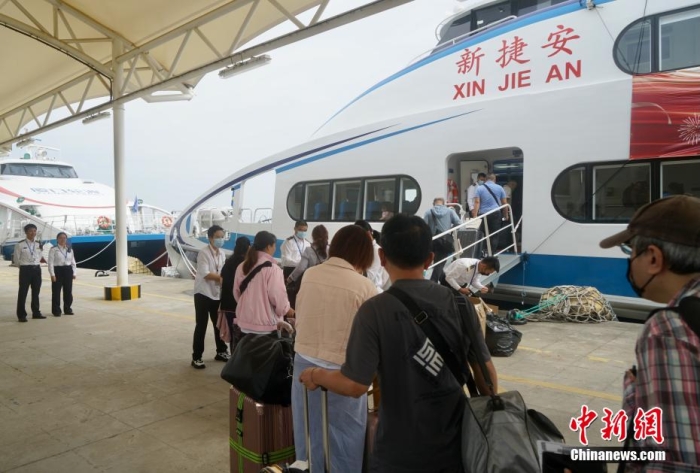 圖為乘客登船準(zhǔn)備從廈門啟航前往金門。福建海事 供圖