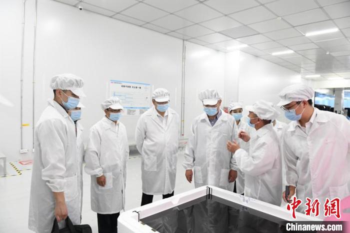 圖為蔡達(dá)峰一行在惠科電子(北海)科技產(chǎn)業(yè)園調(diào)研?！×趾?攝