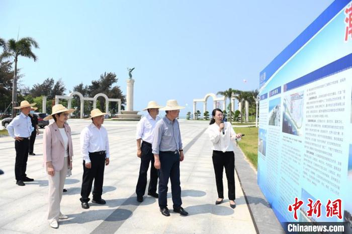 圖為蔡達(dá)峰一行了解北海銀灘景區(qū)改造提升工程情況?！×趾?攝