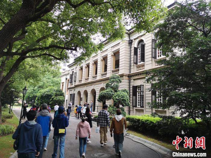 新階層人士參觀英國駐滬領事館。　范宇斌 攝