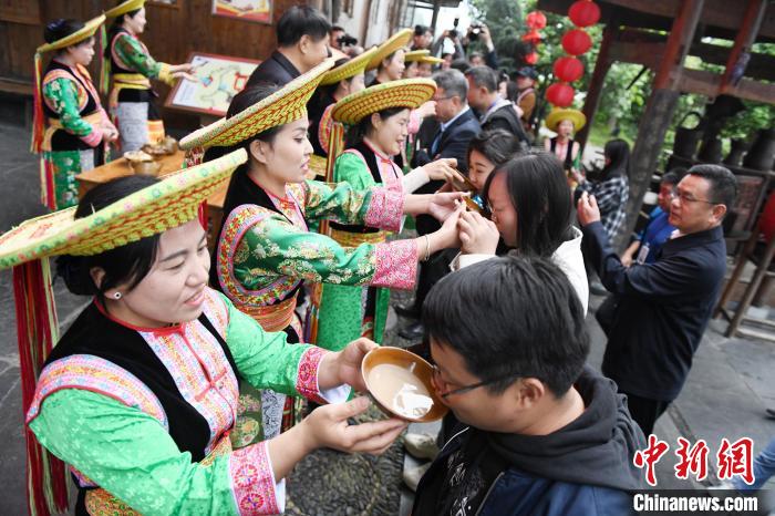 楓香瑤寨村民用攔門(mén)酒熱情迎接客人?！钊A峰 攝
