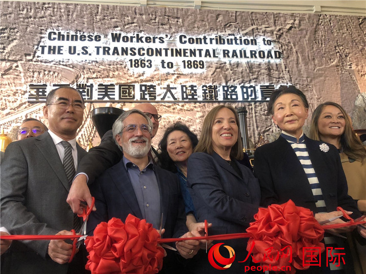 圖為（從右到左）方李邦琴、加州副州長(zhǎng)康依蓮、舊金山市議長(zhǎng)佩斯金、中國(guó)駐舊金山副總領(lǐng)事潘慶江在剪彩。人民網(wǎng)記者 鄧圩攝