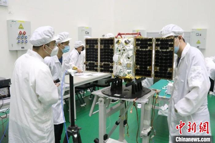 圖為大連1號—連理衛(wèi)星試驗中?！〈筮B理工大學(xué)供圖