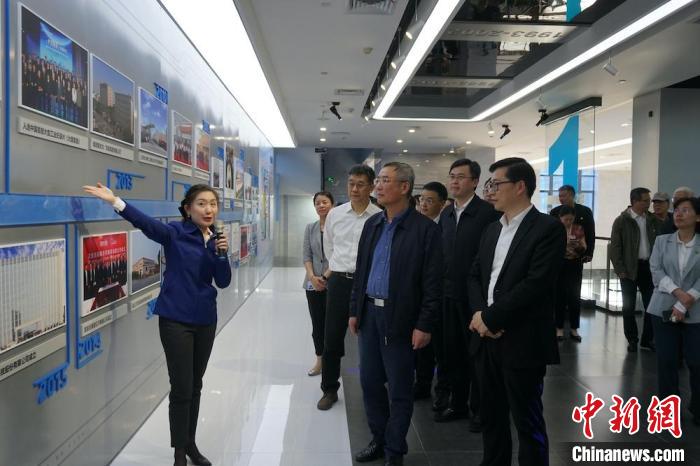 民進(jìn)中央主席蔡達(dá)峰近日率調(diào)研組赴江蘇開展重點(diǎn)考察調(diào)研。圖為在江陰實(shí)地考察雙良集團(tuán)有限公司。　孫權(quán) 攝