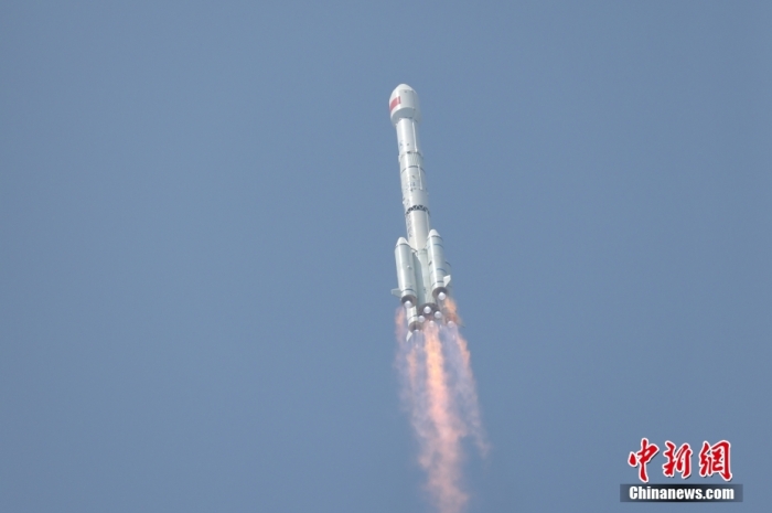 5月17日10時(shí)49分，我國(guó)在西昌衛(wèi)星發(fā)射中心用長(zhǎng)征三號(hào)乙運(yùn)載火箭，成功發(fā)射第五十六顆北斗導(dǎo)航衛(wèi)星。該衛(wèi)星屬地球靜止軌道衛(wèi)星，是我國(guó)北斗三號(hào)工程的首顆備份衛(wèi)星。入軌并完成在軌測(cè)試后，將接入北斗衛(wèi)星導(dǎo)航系統(tǒng)。此次發(fā)射是北斗三號(hào)工程高密度組網(wǎng)之后，時(shí)隔3年的首發(fā)任務(wù)。朱磊 攝