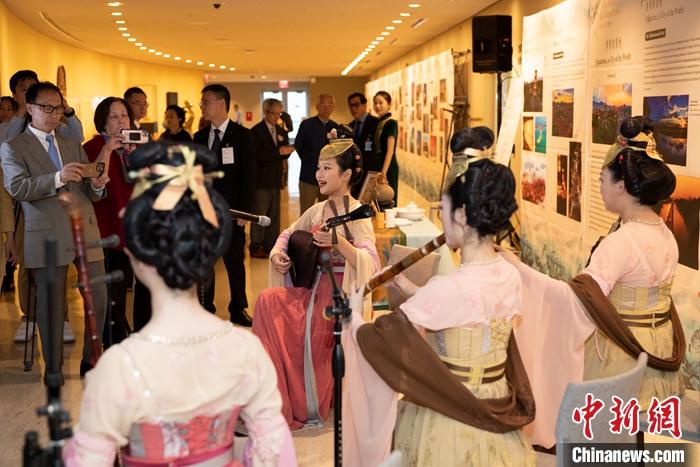 當(dāng)?shù)貢r(shí)間5月19日，中國常駐聯(lián)合國代表團(tuán)、中國文化和旅游部、泉州市人民政府在紐約聯(lián)合國總部聯(lián)合舉辦“茶和天下·雅集”主題展覽和招待會(huì)。圖為展覽現(xiàn)場(chǎng)泉州南音表演。 <a target='_blank' href='/' _fcksavedurl='/'><p  align=