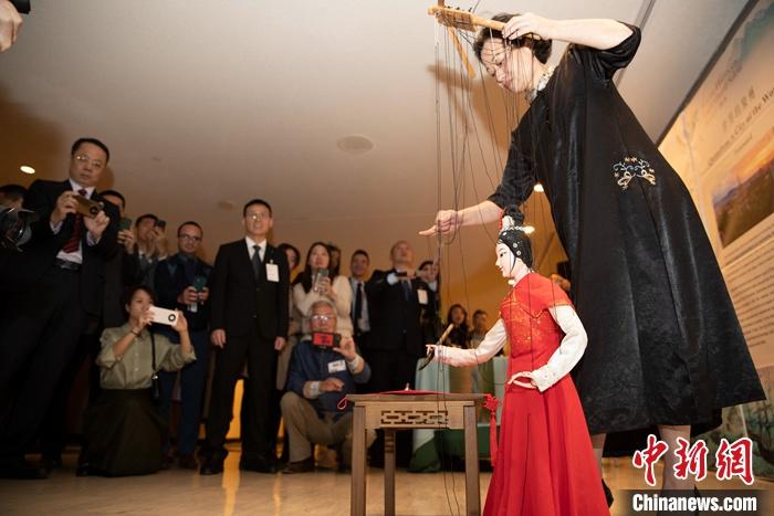 當(dāng)?shù)貢r(shí)間5月19日，中國常駐聯(lián)合國代表團(tuán)、中國文化和旅游部、泉州市人民政府在紐約聯(lián)合國總部聯(lián)合舉辦“茶和天下·雅集”主題展覽和招待會(huì)。圖為展覽表演泉州提線木偶寫書法。 <a target='_blank' href='/' _fcksavedurl='/'><p  align=