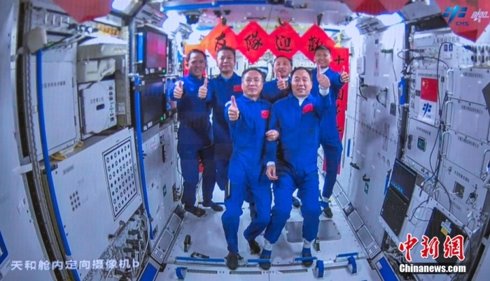 圖為神舟十五號航天員乘組與神舟十六號航天員乘組“全家福”。中國載人航天工程辦公室 供圖