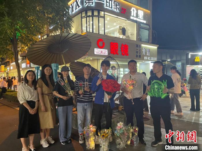 在東陽橫店，宣講團(tuán)導(dǎo)師、成員與橫店演員(右三)合影。　 東陽市融媒體中心 供圖