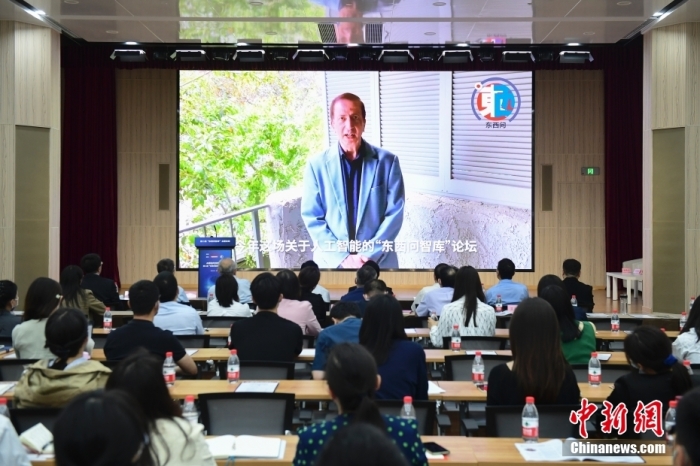 5月30日，<a target='_blank' href='/'>中新社</a>第二屆“東西問智庫”主題論壇在北京舉行，多位中外專家圍繞“AI革命與文明進化”展開討論。圖為美國加州理工學(xué)院電氣工程和計算機科學(xué)教授、人工智能專家亞瑟·阿布-穆斯塔法通過視頻在論壇上作主旨演講。<a target='_blank' href='/'>中新社</a>記者 田雨昊 攝