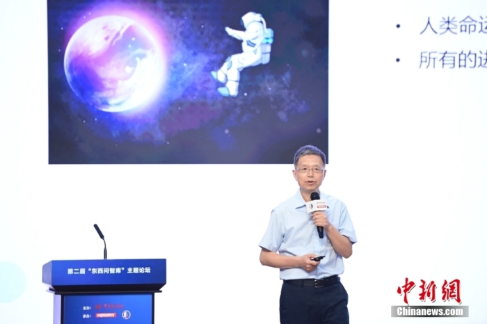 5月30日，<a target='_blank' href='/'>中新社</a>第二屆“東西問智庫”主題論壇在北京舉行，多位中外專家圍繞“AI革命與文明進(jìn)化”展開討論。圖為北京大學(xué)新聞與傳播學(xué)院教授胡泳在論壇上作主旨演講。<a target='_blank' href='/'>中新社</a>記者 田雨昊 攝