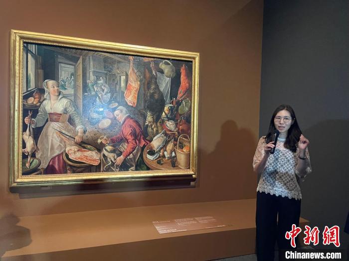 當(dāng)?shù)貢r(shí)間6月1日，韓國(guó)國(guó)立中央博物館講解員在向游客講解畫(huà)作?！∪f(wàn)佳欣 攝