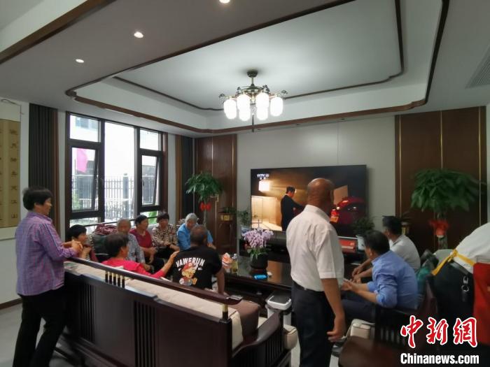 親友們集中在費(fèi)俊龍家中觀看返程的視頻?！＄娚?攝