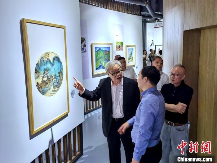 海峽兩岸藝術(shù)家畫展上，藝術(shù)家進(jìn)行藝術(shù)交流。　付敬懿 攝
