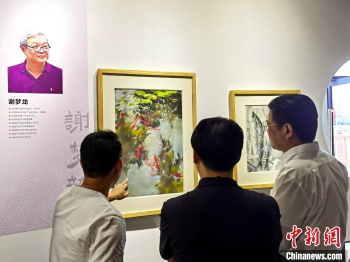 “求同存藝——海峽兩岸藝術(shù)家畫展”展出百余幅兩岸藝術(shù)家畫作?！「毒窜?攝