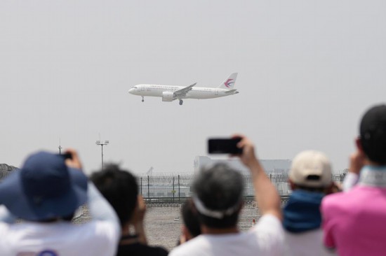 5月28日，C919首個(gè)商業(yè)航班東航MU9191飛抵北京首都國(guó)際機(jī)場(chǎng)。新華社記者鞠煥宗攝
