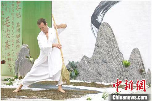 圖為《信陽毛尖·茶舞》沉浸式藝術(shù)表演。　信陽市委宣傳部供圖