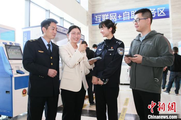 4月10日，安徽合肥，一家運輸企業(yè)負責人在工作人員的指導下，使用小程序辦理車管業(yè)務。　合肥警方供圖