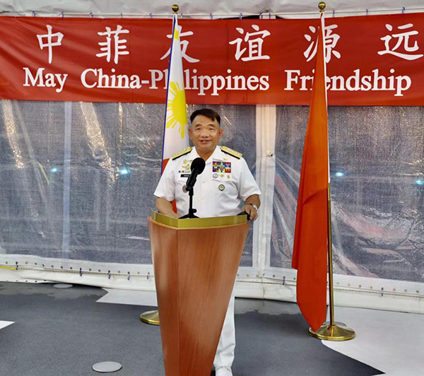 菲海軍司令阿達(dá)奇代表菲馬科斯總統(tǒng)歡迎“戚繼光”艦到訪。中國(guó)駐菲律賓大使館供圖