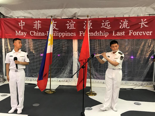 艦上官兵表演歌舞、民樂(lè)、武術(shù)等節(jié)目。中國(guó)駐菲律賓大使館供圖